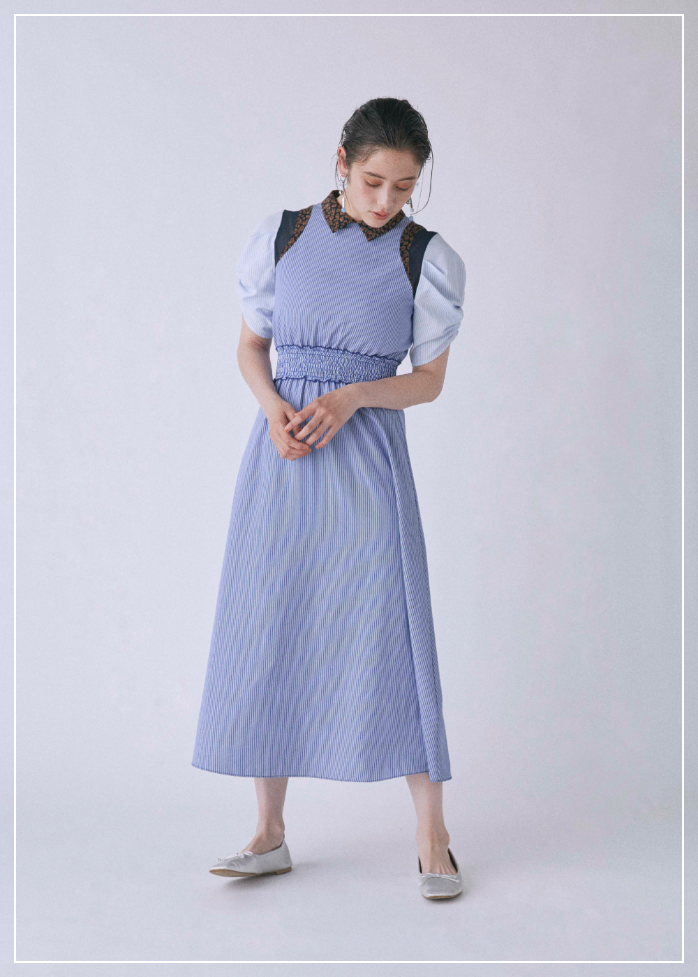 青いドレスを着た女性モデル