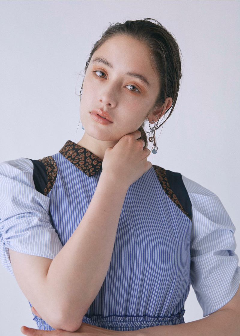 青いドレスを着た女性モデル