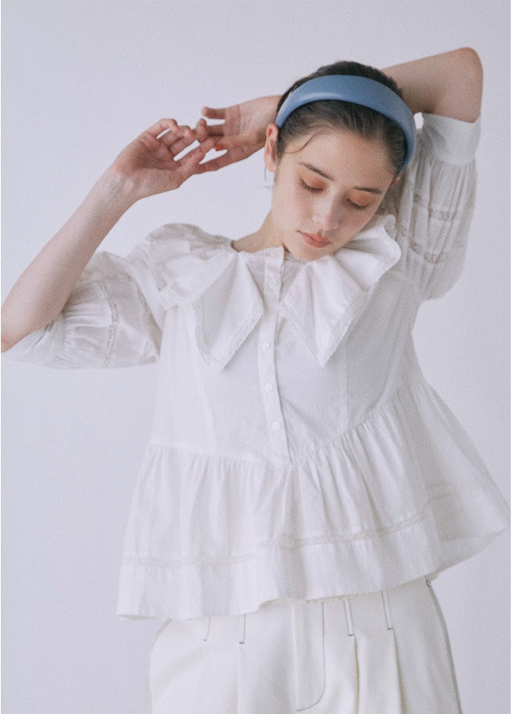 白いブラウスを着た女性モデル