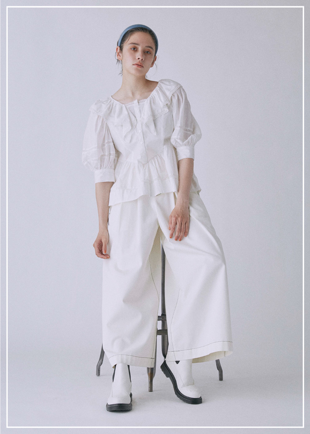 青いドレスを着た女性モデル