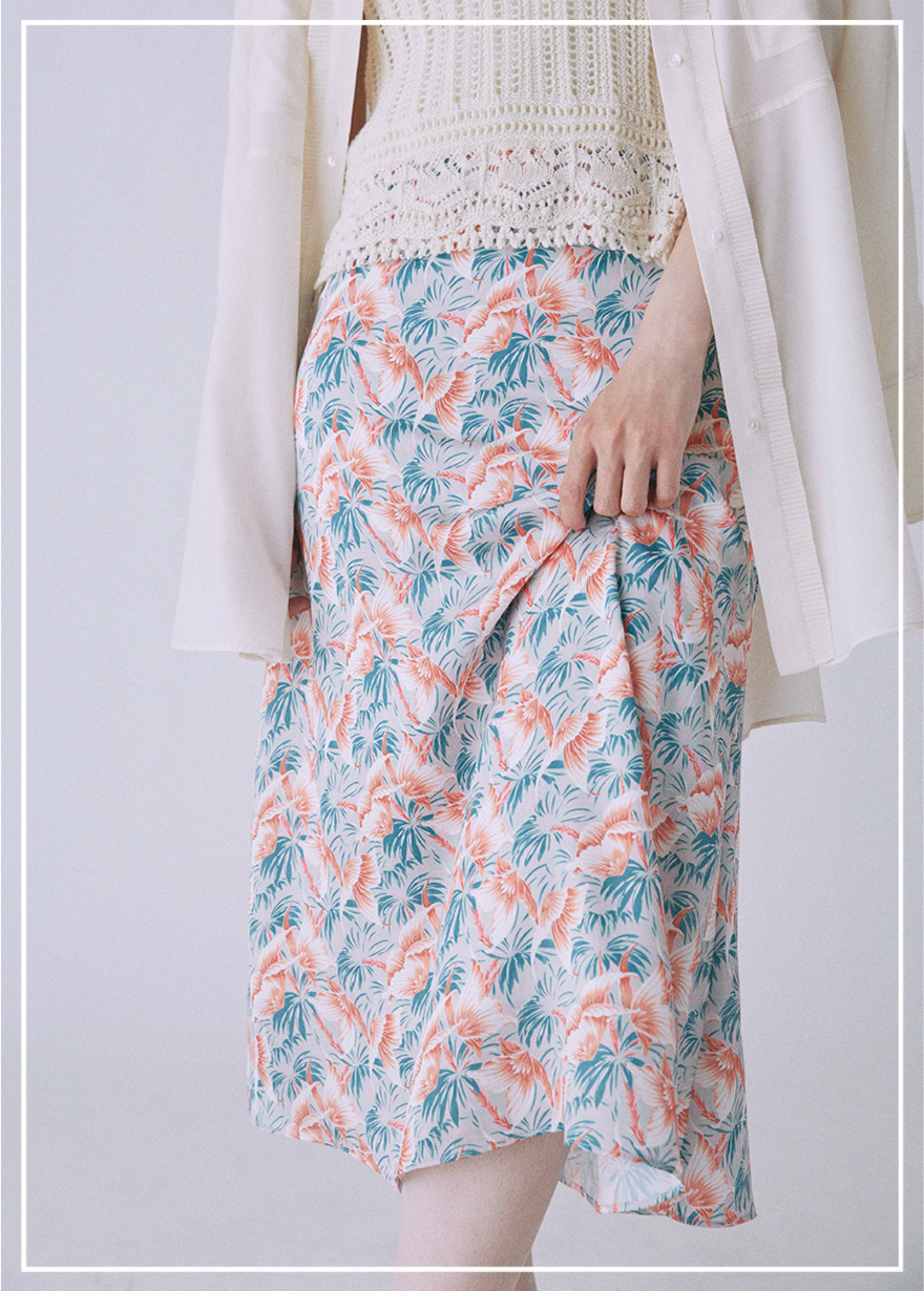 アロハパンツスカートを着た女性モデル