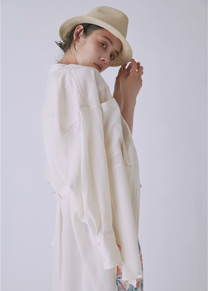 アロハパンツスカートを着た女性モデル