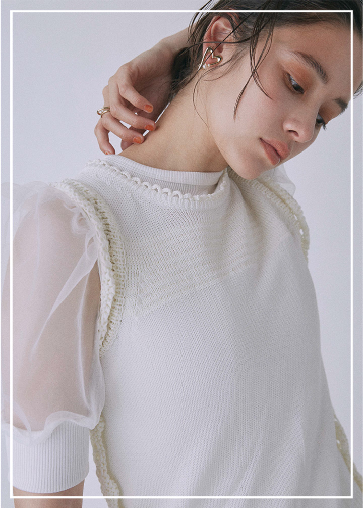 白のブラウスを着た女性モデル