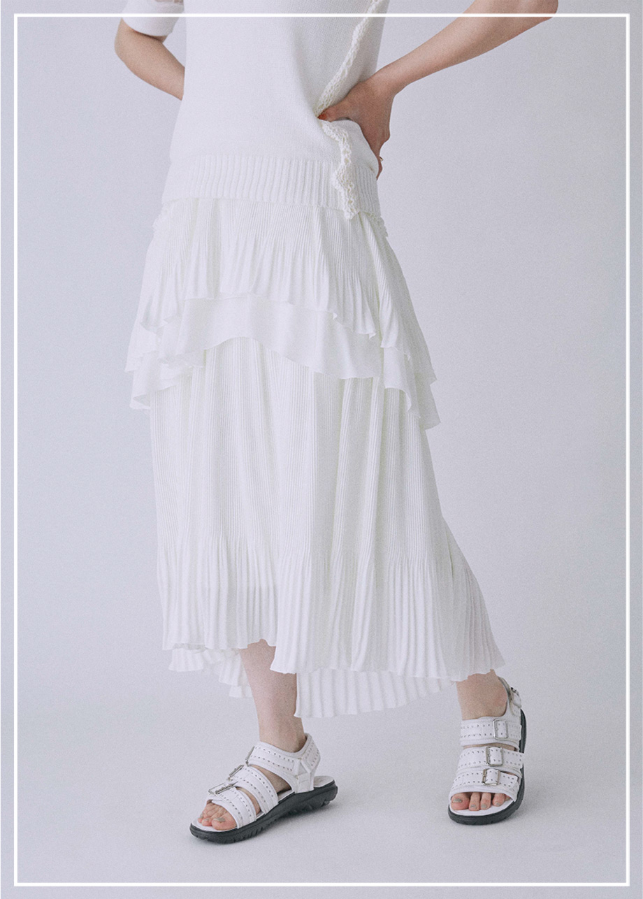 白のパンツを着た女性モデル