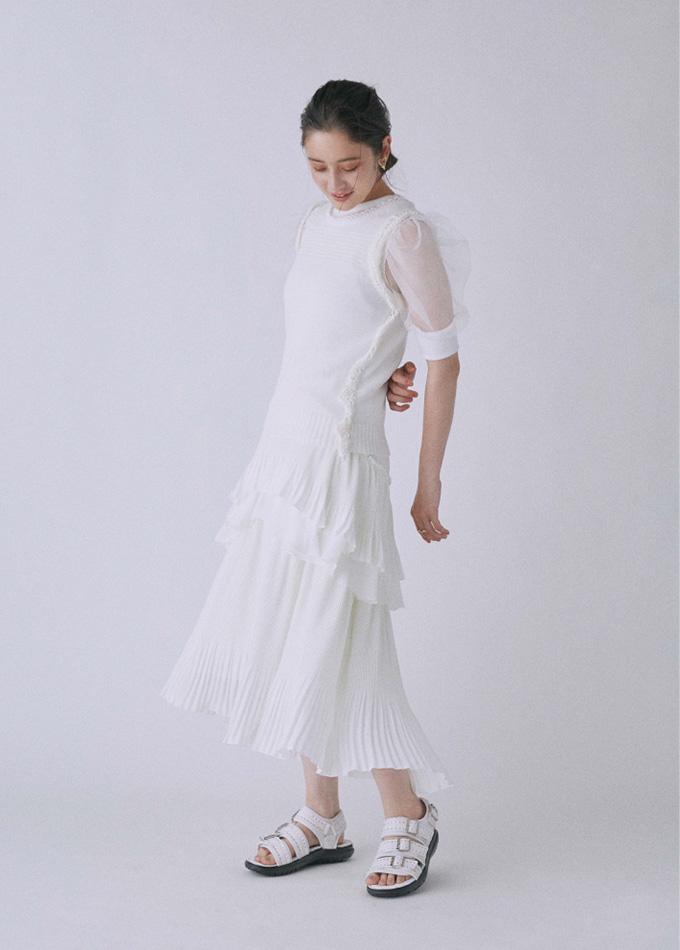 白のブラウスを着た女性モデル