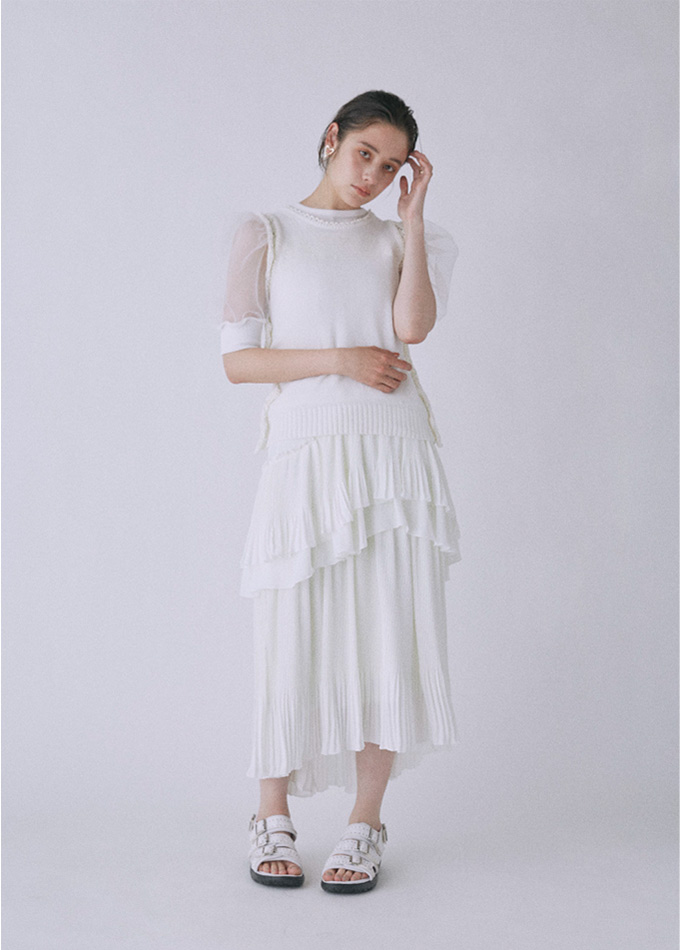 白のブラウスを着た女性モデル