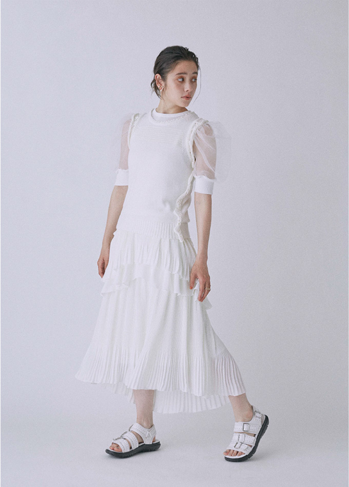 白のブラウスを着た女性モデル