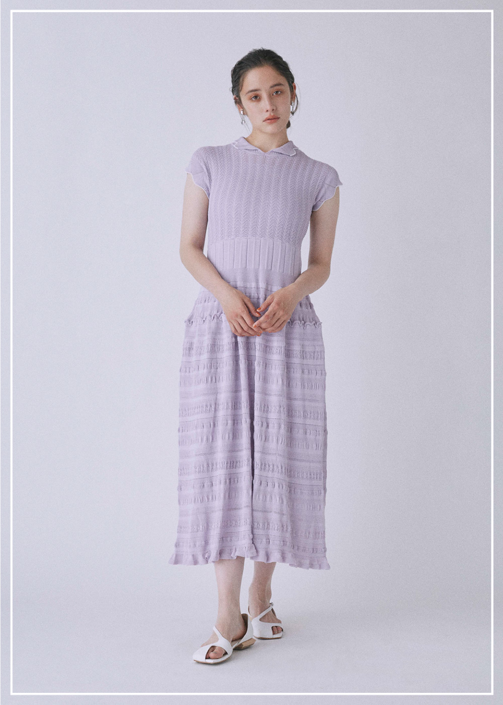 紫のニットドレスを着た女性モデル