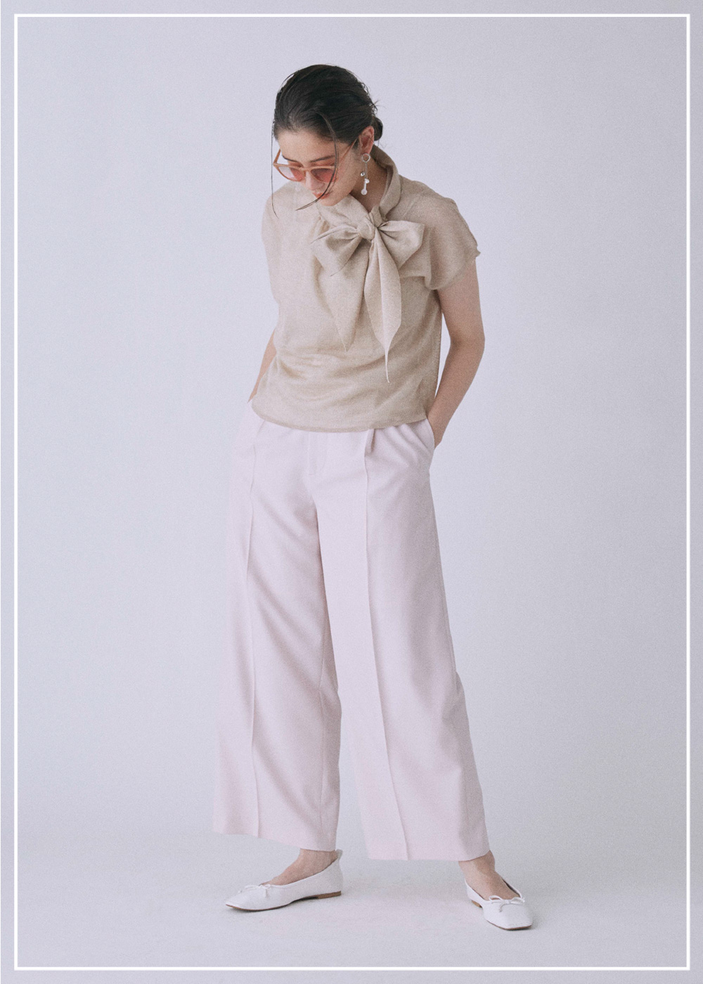 ボウタイドレスを着た女性モデル