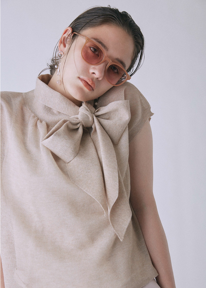 ボウタイドレスを着た女性モデル