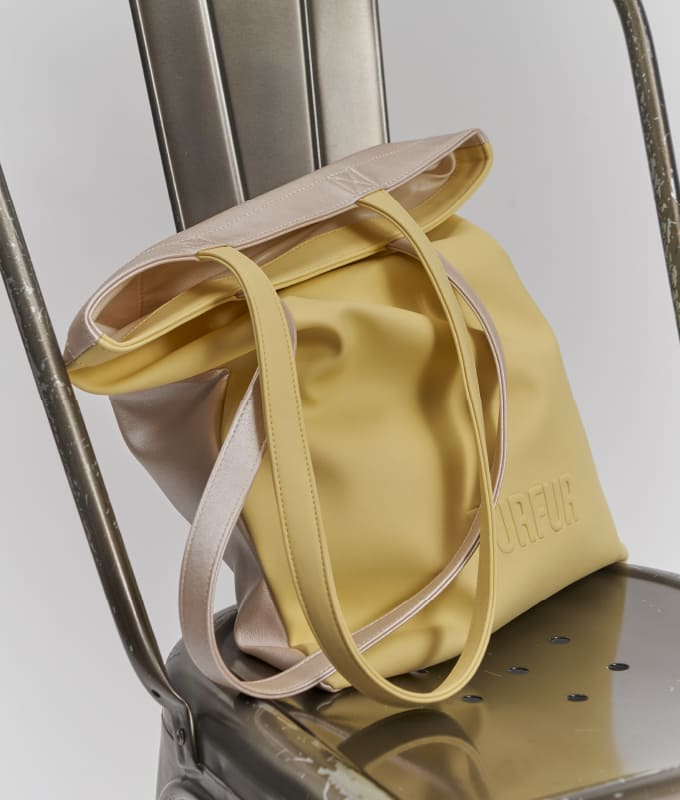 NEW SIGNATURE BAG アイコニックなロゴ入りトートバッグが