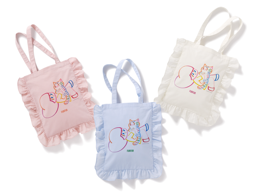 ピンク、ブルー、ホワイトのバッグ