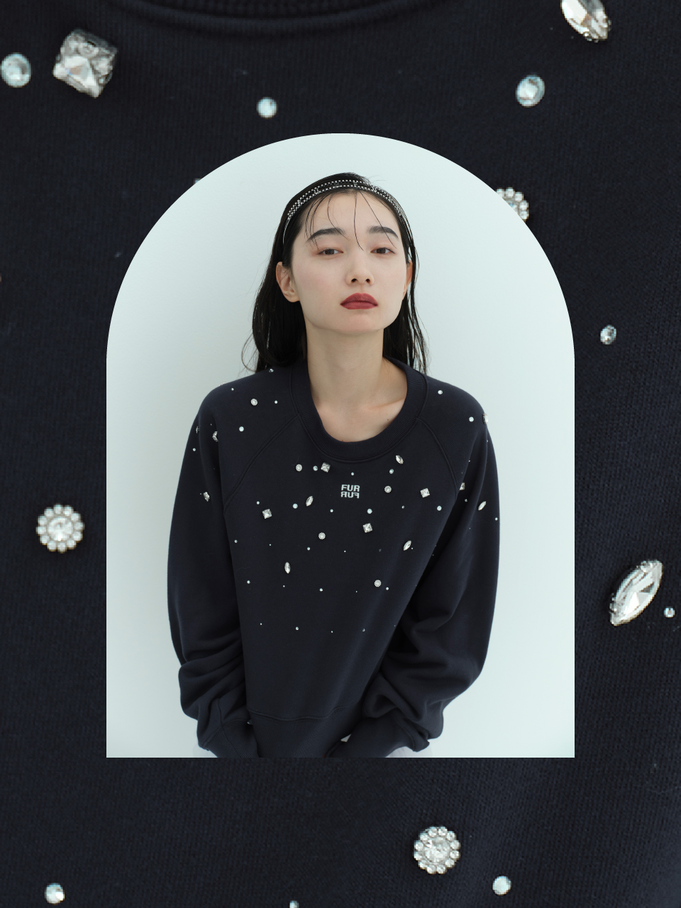 ビジュー付きロゴ刺繍スウェット・チュールフリルティアードスカート・ロゴクリスタルカチューシャ・【WEB限定カラー】ダブルストラップバブーシュを着用した女性