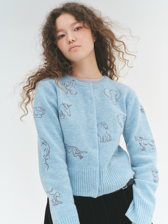 【動物占い®コラボ】アニマル刺繍カーディガンとラッキーモチーフミックスブレスレットを着用した女性