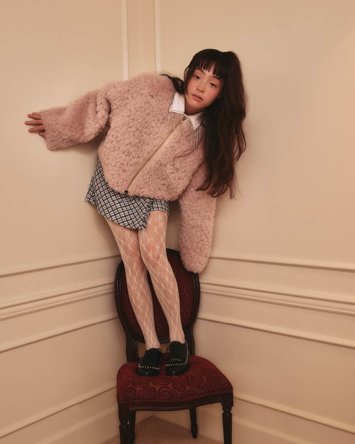 【WEB・一部店舗限定カラー】リバーシブルエコファーブルゾン・ビジューフリンジシャツ・ロービングチェックスカショーパン・レースタイツ・パールメンズドレスシューズを着用した女性