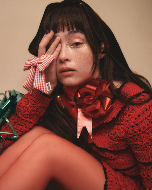 スカラップニットトップス・スカラップニットスカート・【WEB限定カラー】ダブルストラップバブーシュを着用した女性