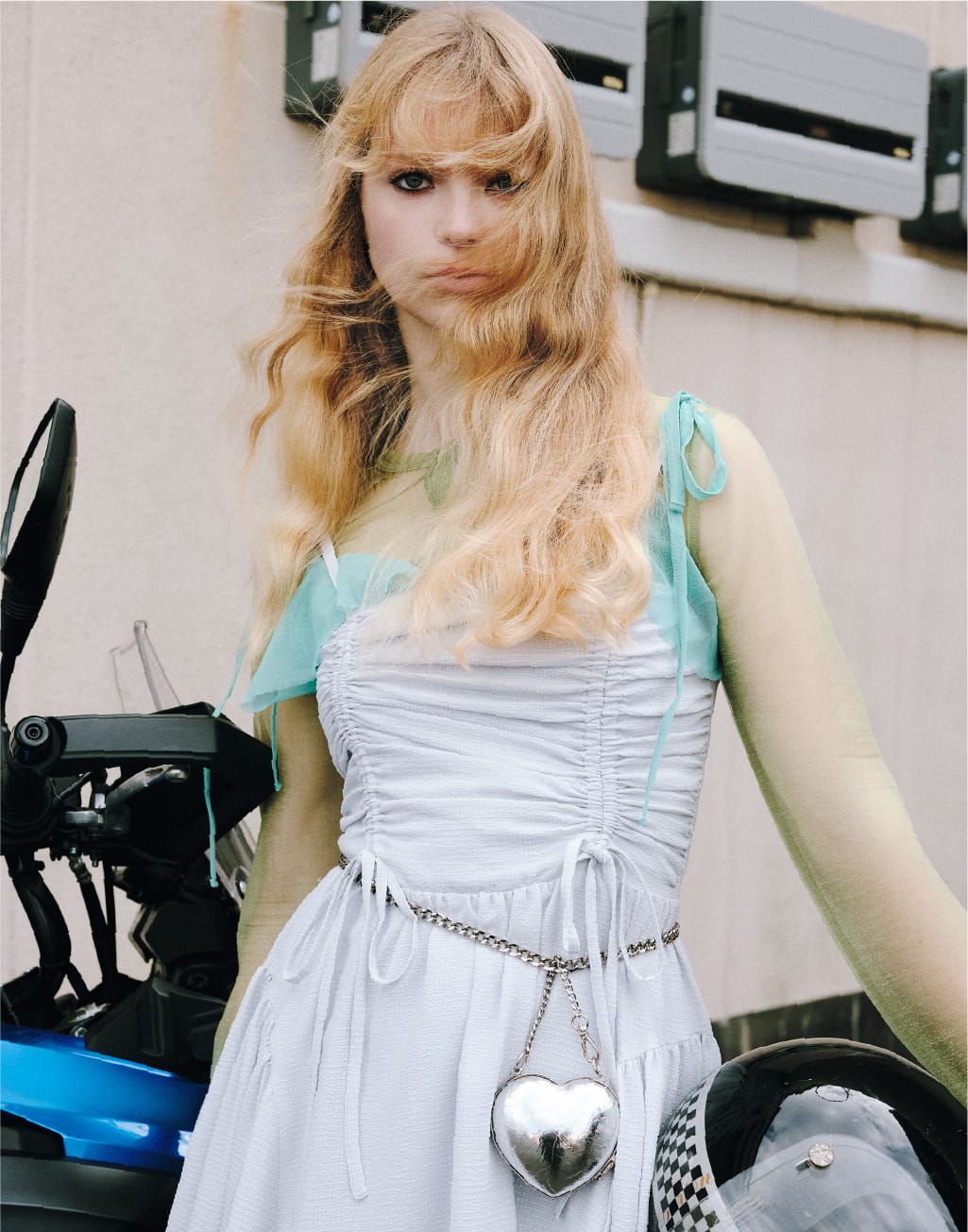 バイクをバックにしている女性モデル