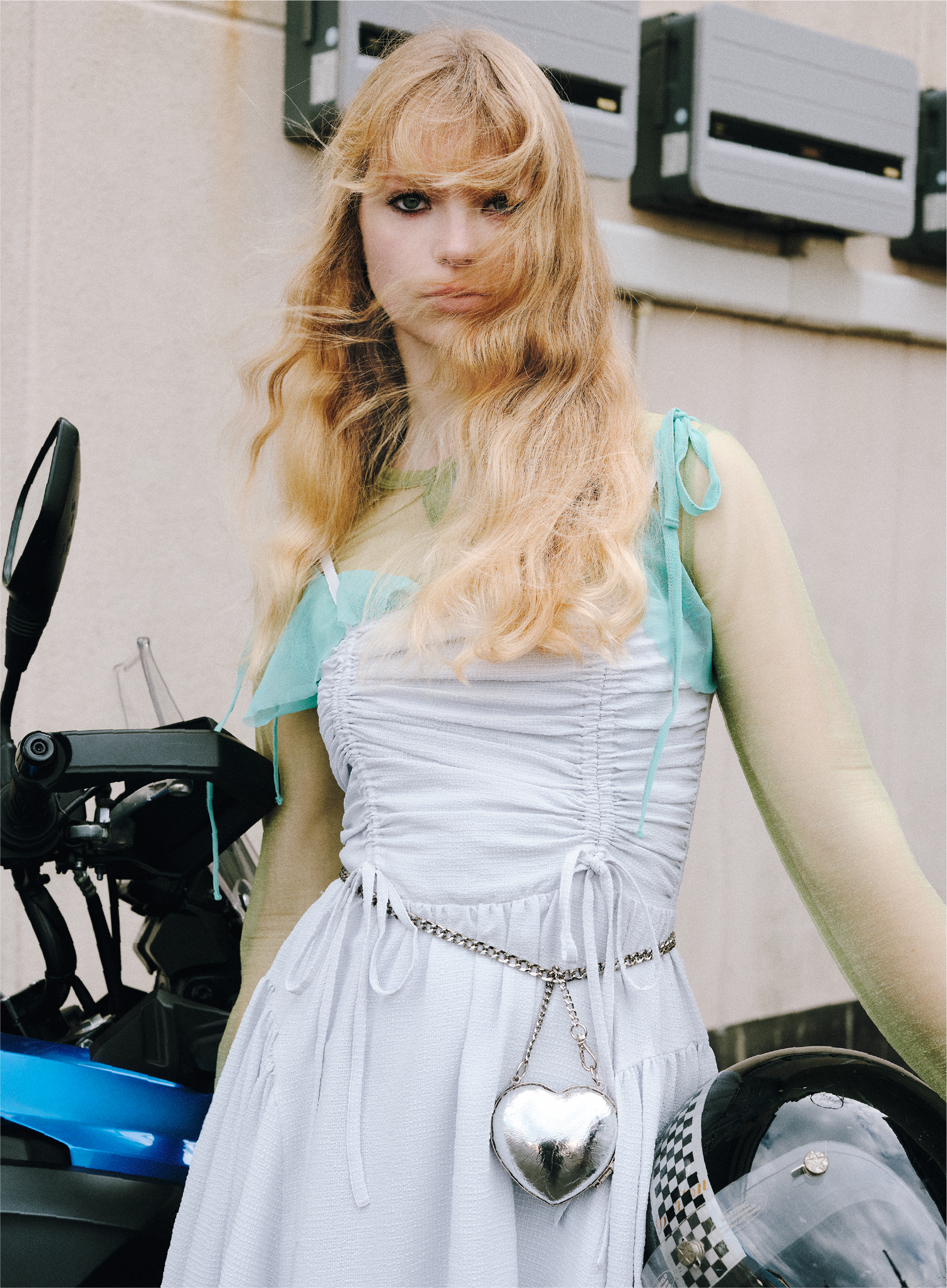 バイクをバックにしている女性モデル