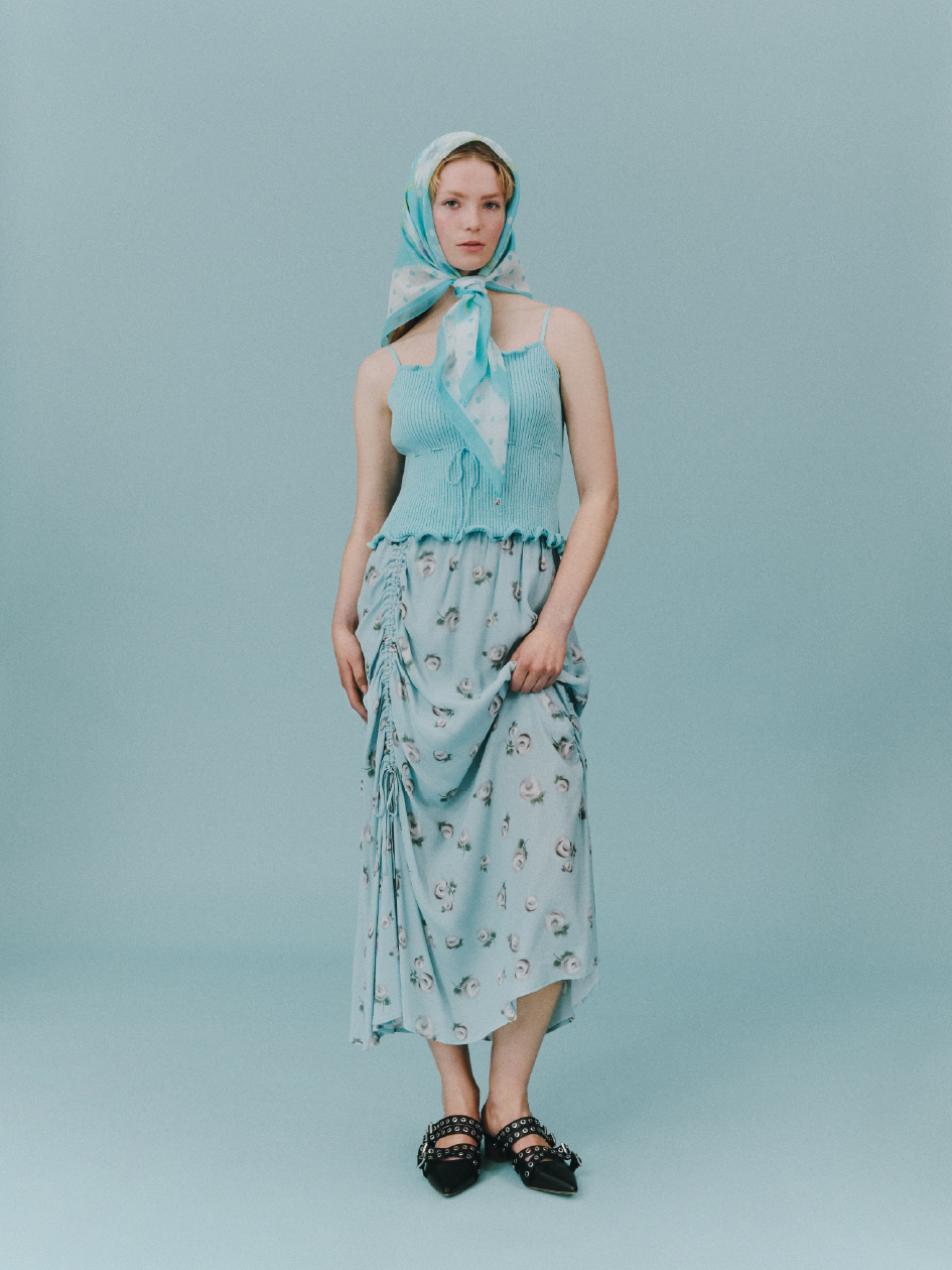 Camisole 25,300yen Skirt 16,500yen Scarf 6,600yen   Shoes 28,600yen