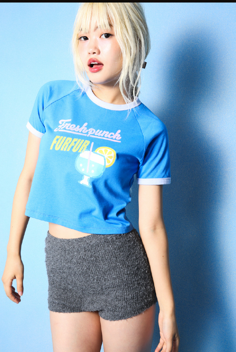 Tシャツ、ヘアクリップ、バッグを着用したゆめぽて