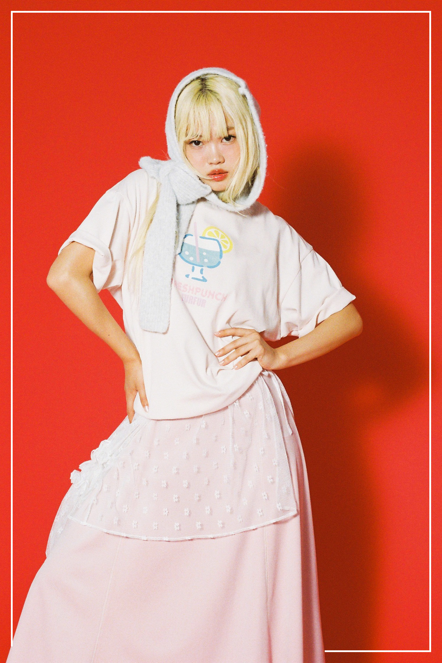 Tシャツ、ドレス、ボレロ、ハットを着用したゆめぽて