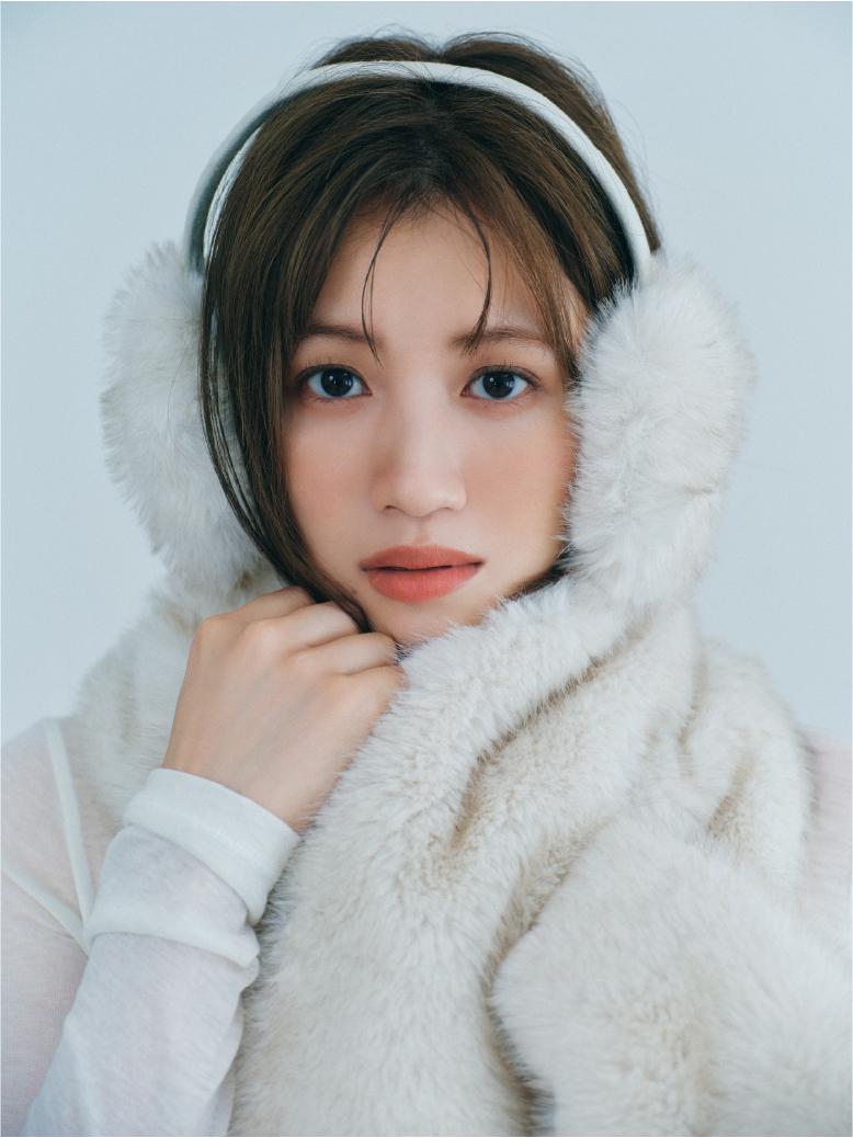 エコファーイヤーマフ・エコファーティペット・裾フリルジャージートップスを着用した女性