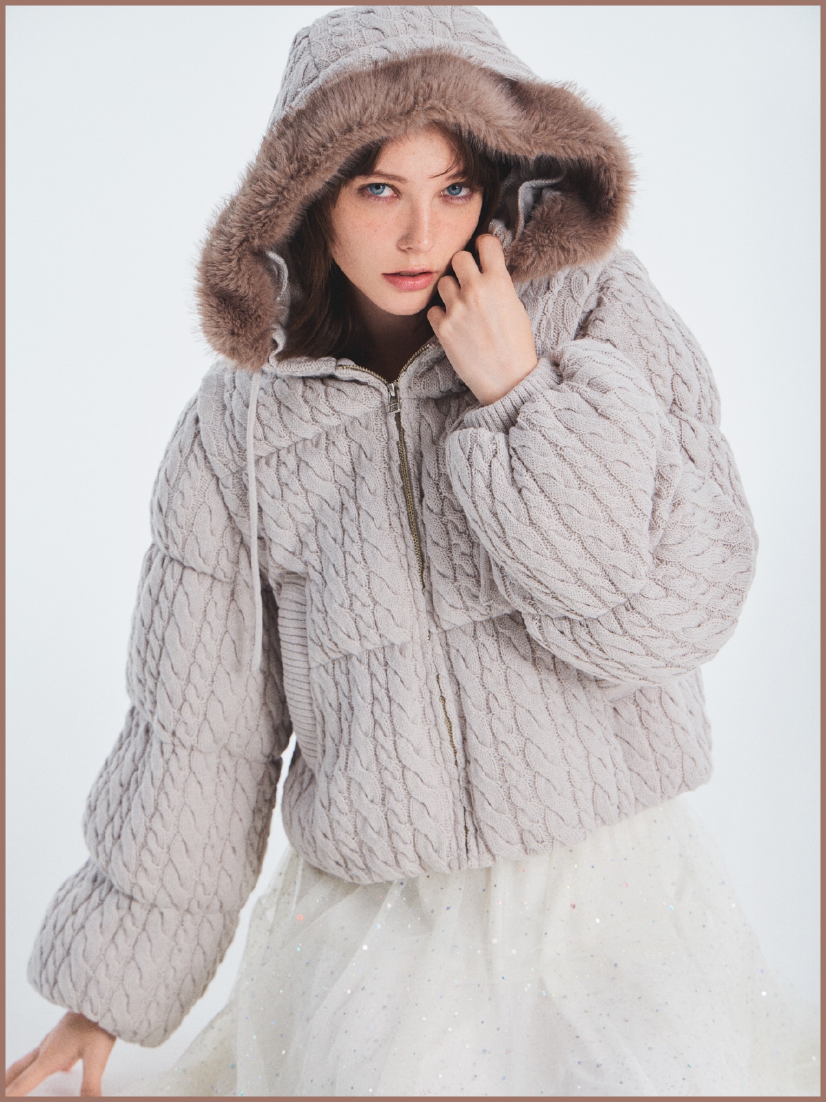 ライトグレーの４ＷＡＹニットダウンジャケット、ホワイトのラメチュールスカート、ブラックのウエスタンロングブーツのコーディネート例