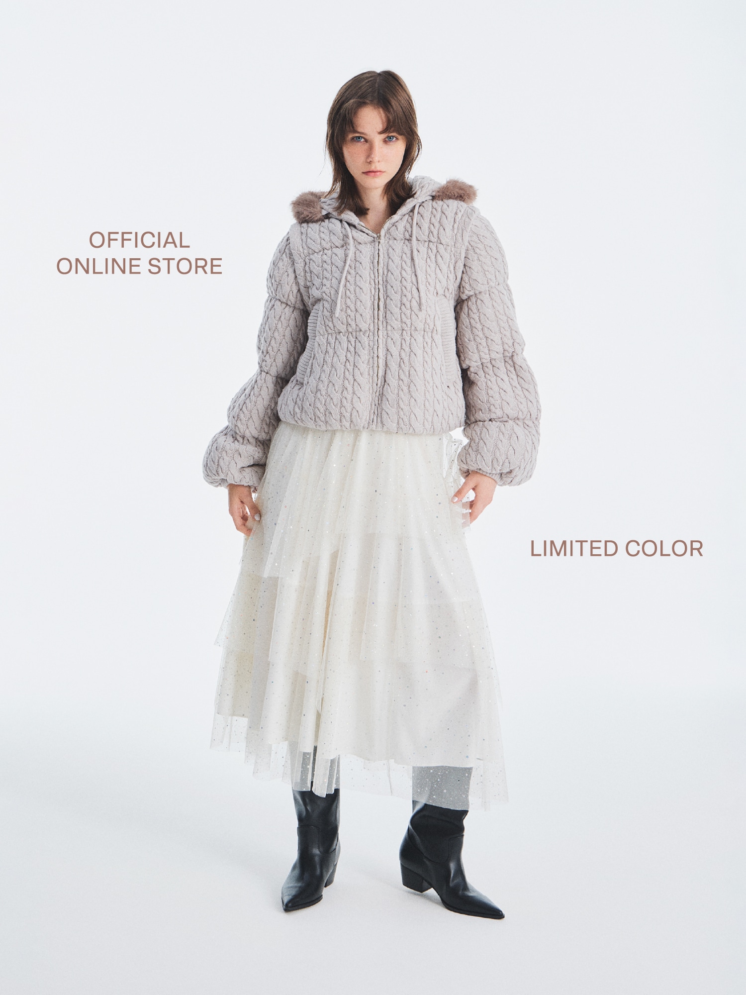 ライトグレーの４ＷＡＹニットダウンジャケット、ホワイトのラメチュールスカート、ブラックのウエスタンロングブーツのコーディネート例