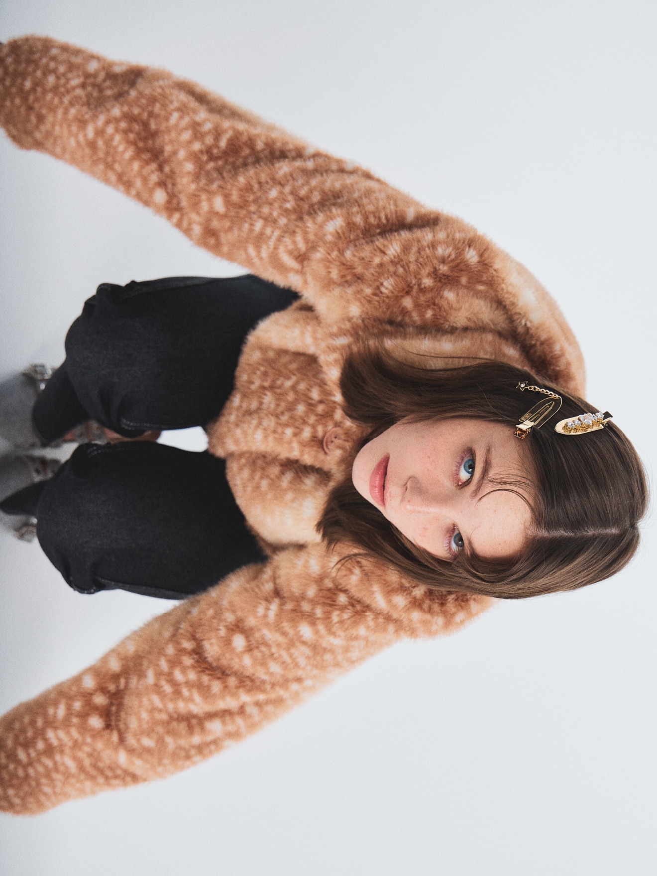 アニマル柄エコファージャケット、グレーの裾フリルジャージートップス、グレーのリボンステッチセミフレアデニムパンツ、ゴールドのスターモチーフヘアピンセット、クロスストラップアイレットシューズのコーディネート例