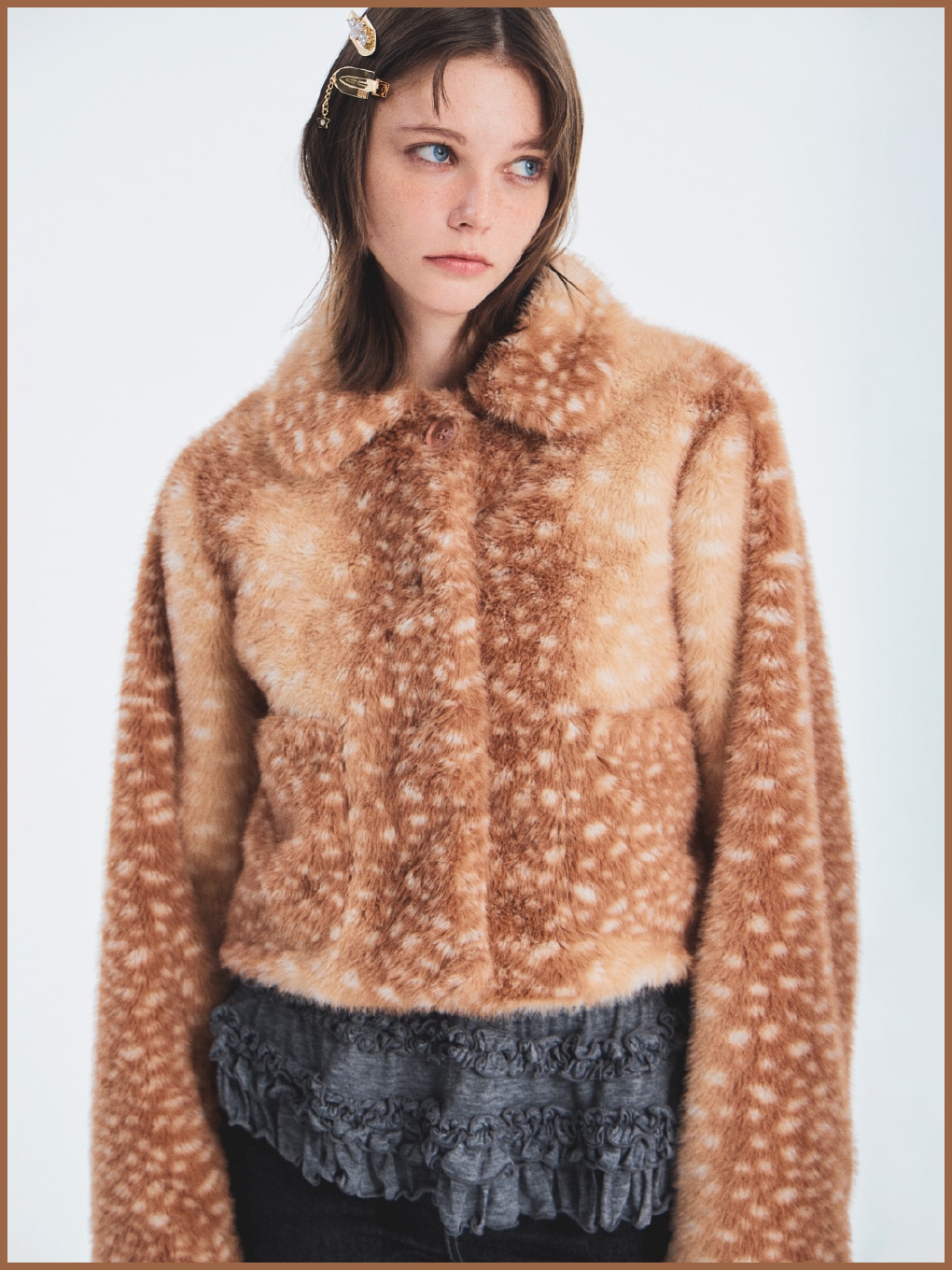 アニマル柄エコファージャケット、グレーの裾フリルジャージートップス、グレーのリボンステッチセミフレアデニムパンツ、ゴールドのスターモチーフヘアピンセット、クロスストラップアイレットシューズのコーディネート例