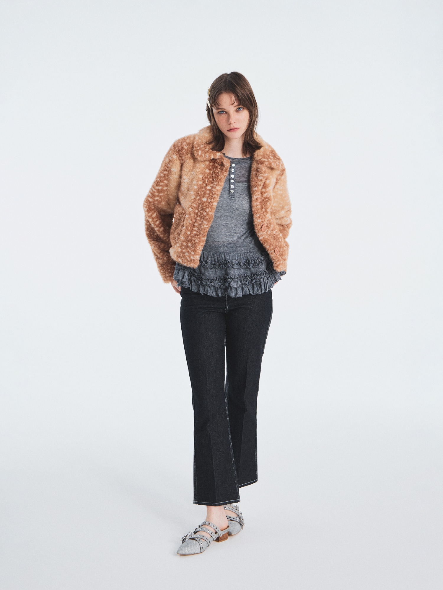 アニマル柄エコファージャケット、グレーの裾フリルジャージートップス、グレーのリボンステッチセミフレアデニムパンツ、ゴールドのスターモチーフヘアピンセット、クロスストラップアイレットシューズのコーディネート例