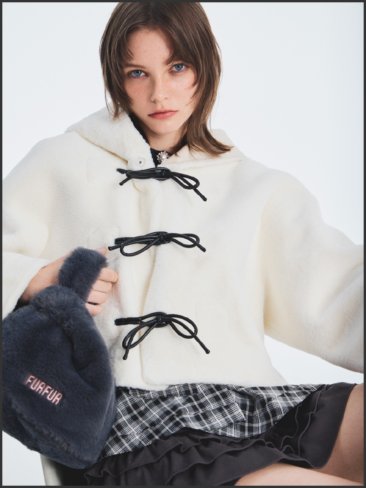 アイボリーのリボンショートダッフルコート、ペプラムレイヤードカーディガン、グレーのチェック柄フリルレイヤースウェードショートパンツ、エコファーマーケットバッグ、ブラックのウエスタンロングブーツのコーディネート例