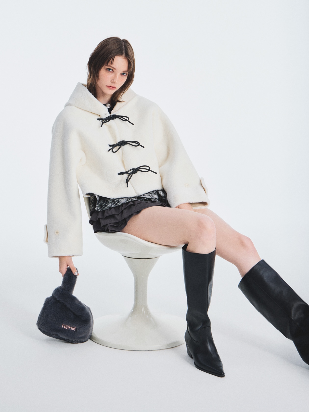 アイボリーのリボンショートダッフルコート、ペプラムレイヤードカーディガン、グレーのチェック柄フリルレイヤースウェードショートパンツ、エコファーマーケットバッグ、ブラックのウエスタンロングブーツのコーディネート例