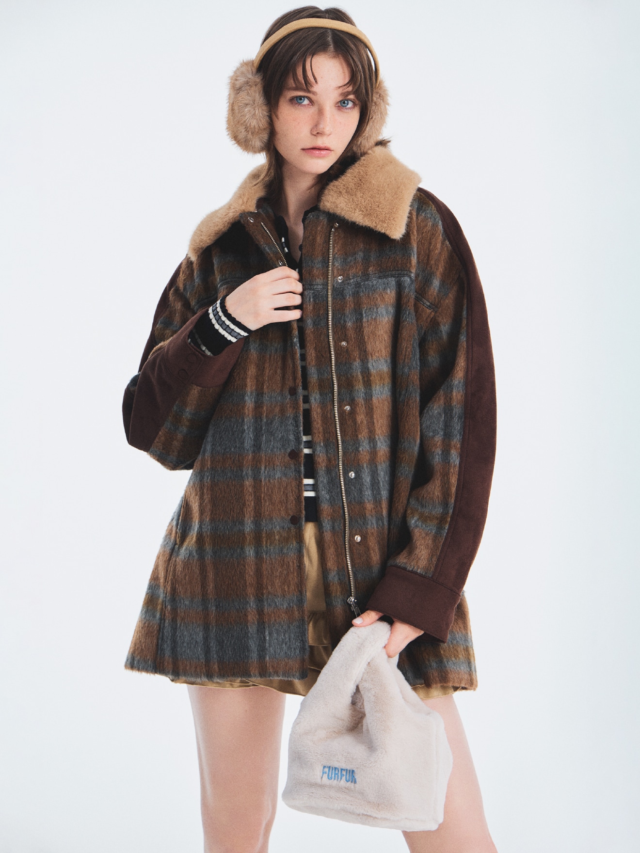 ブラウンのチェック柄２ＷＡＹエコファーカラーシャツコート、 ボーダーペプラムポロニットトップス、ベージュのフリルレイヤースウェードショートパンツ、エコファーマーケットバッグ エコファーイヤーマフのコーディネート例