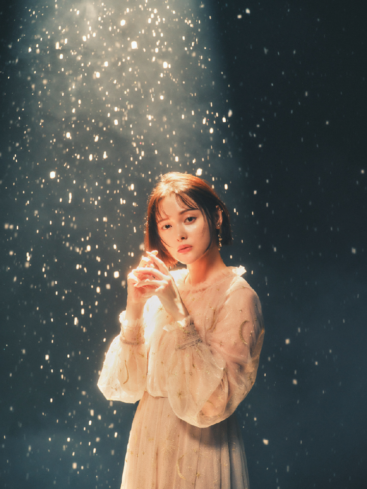 Dressを着用したモデル