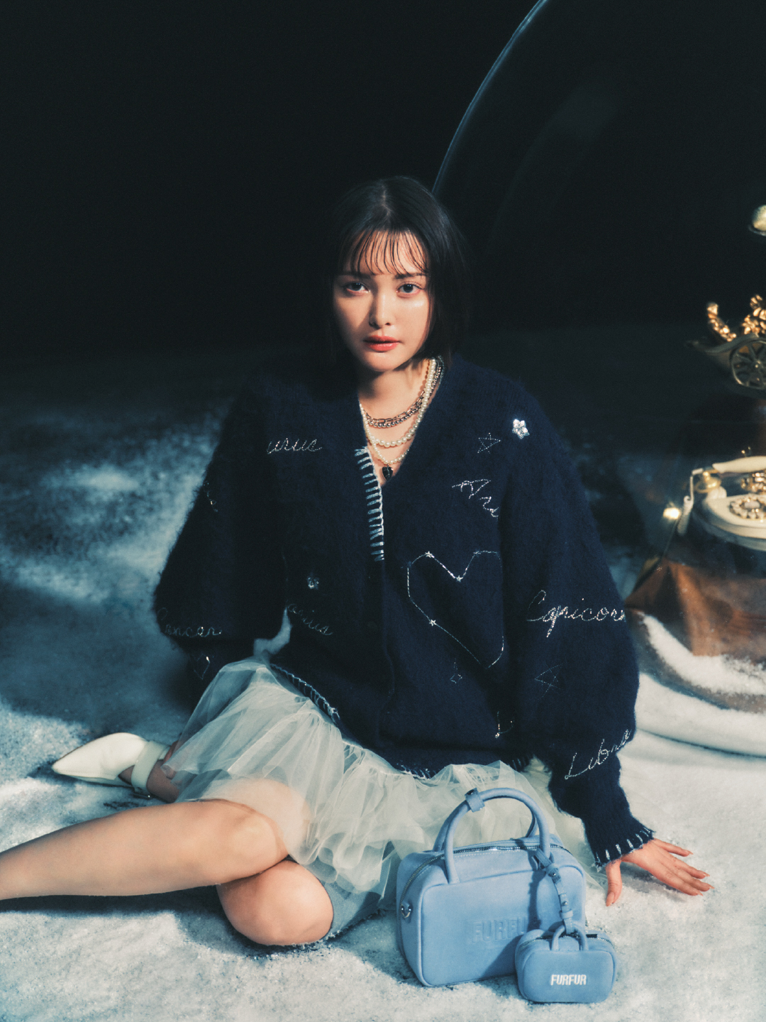 Cardigan Skirt Necklace Bag Shoesを着用したモデル