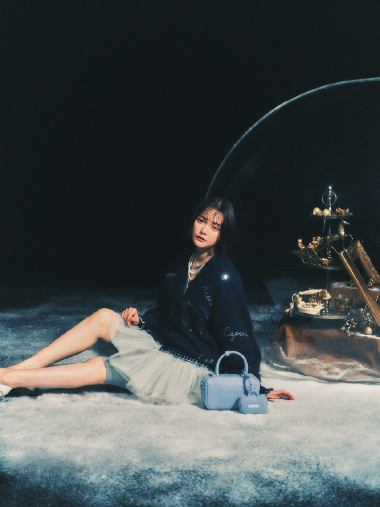 Cardigan Skirt Necklace Bag Shoesを着用したモデル