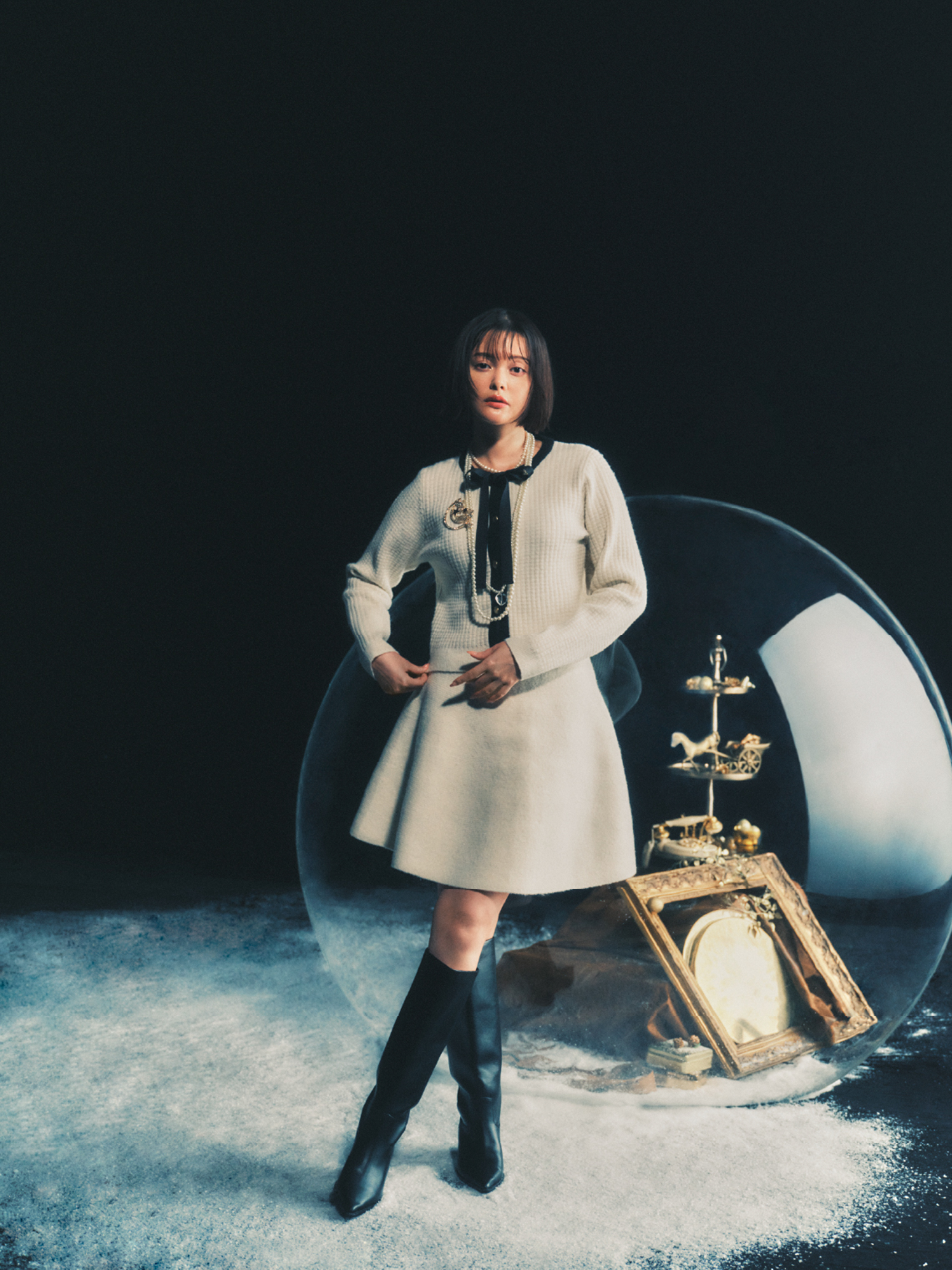 Set-Up Necklace Brooch Shoesを着用するモデル