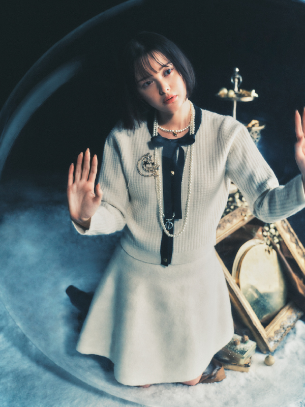 Set-Up Necklace Brooch Shoesを着用するモデル