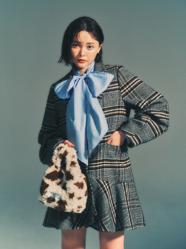 Coat Blouse Skirt Bag Shoesを着用するモデル