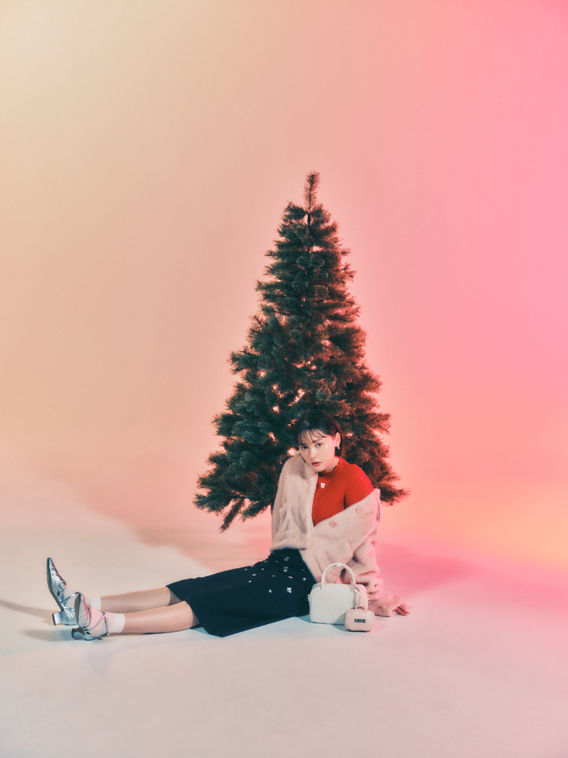 Jacket Knit Skirt Earrings Bagを着用するモデル