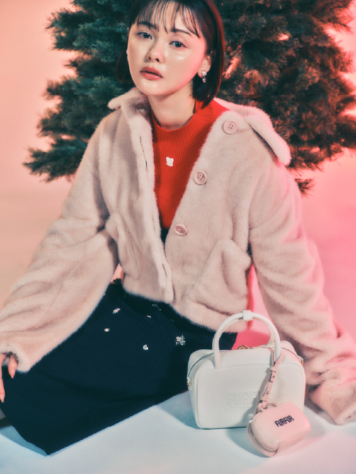 Jacket Knit Skirt Earrings Bagを着用するモデル