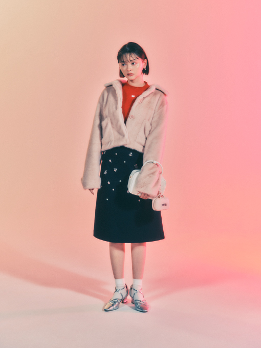 Jacket Knit Skirt Earrings Bagを着用するモデル