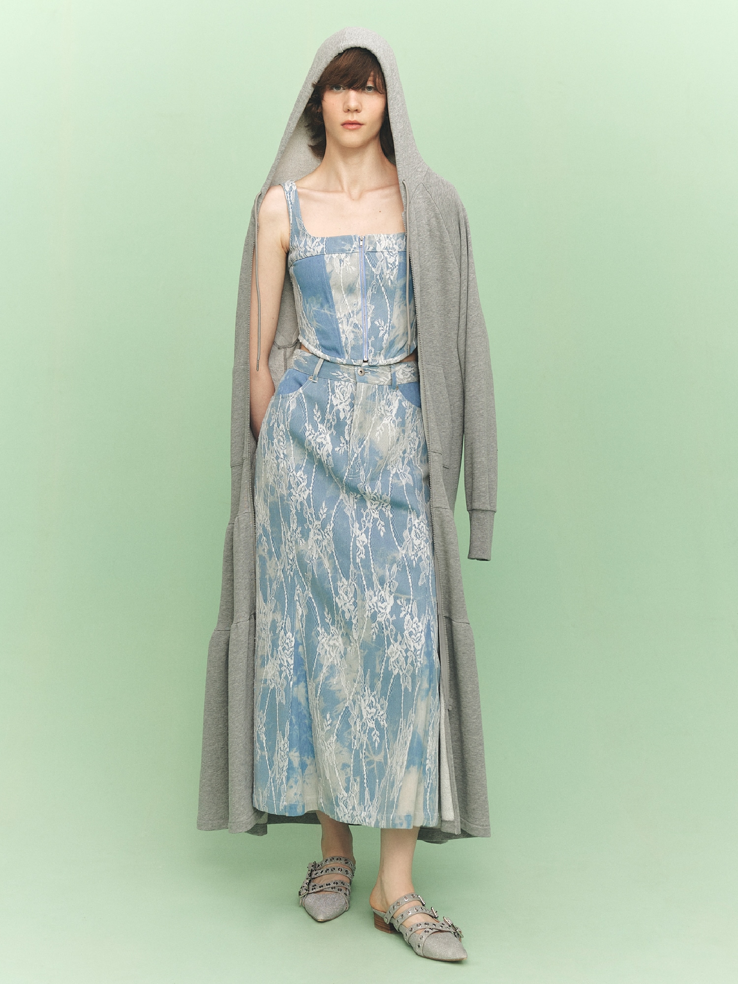 グレーのワンピース・サックスブルーのビスチェとスカート・シルバーの靴の着用例