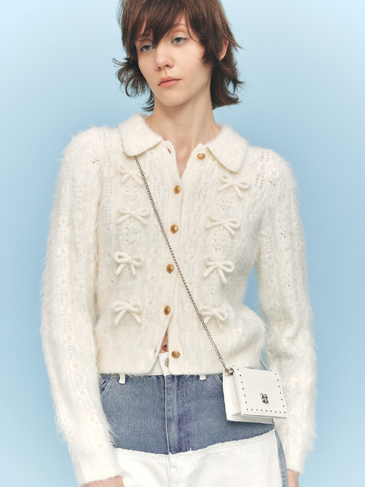 白のカーディガン・ライトブルーのパンツ・白の財布・白の靴の着用例