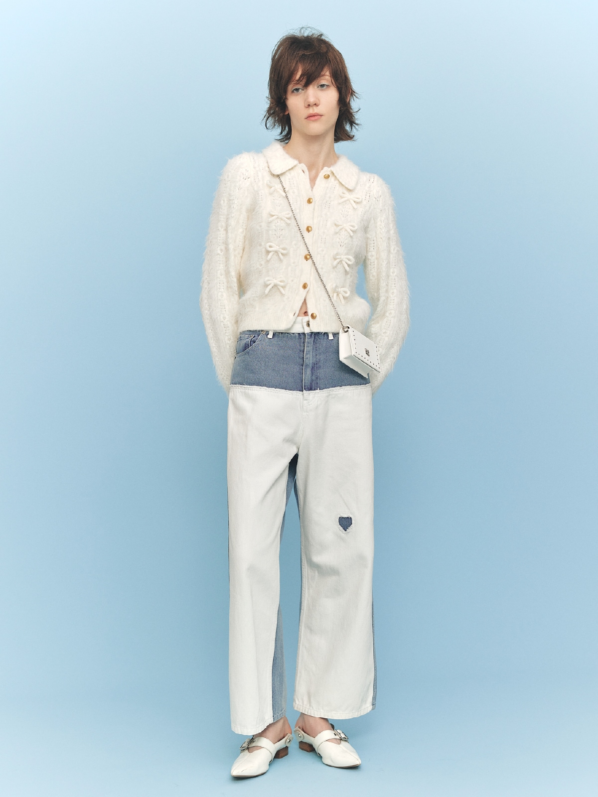 白のカーディガン・ライトブルーのパンツ・白の財布・白の靴の着用例