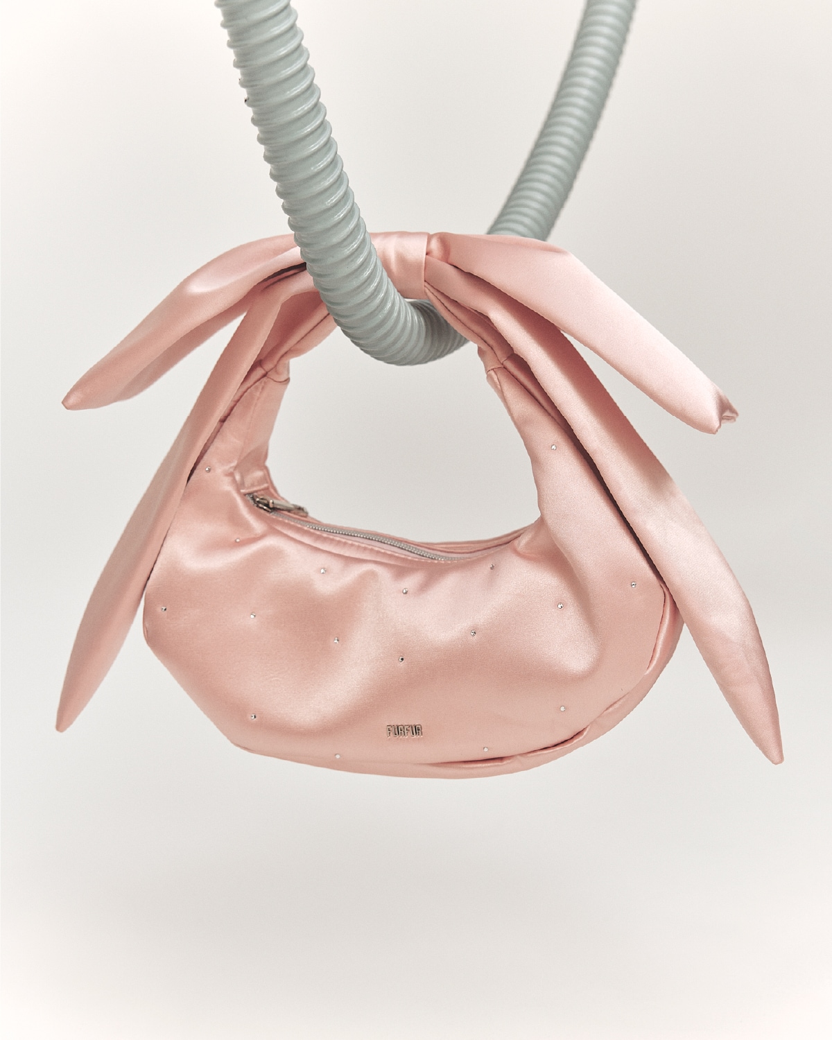 持ち手がリボンになっているピンクのバッグ