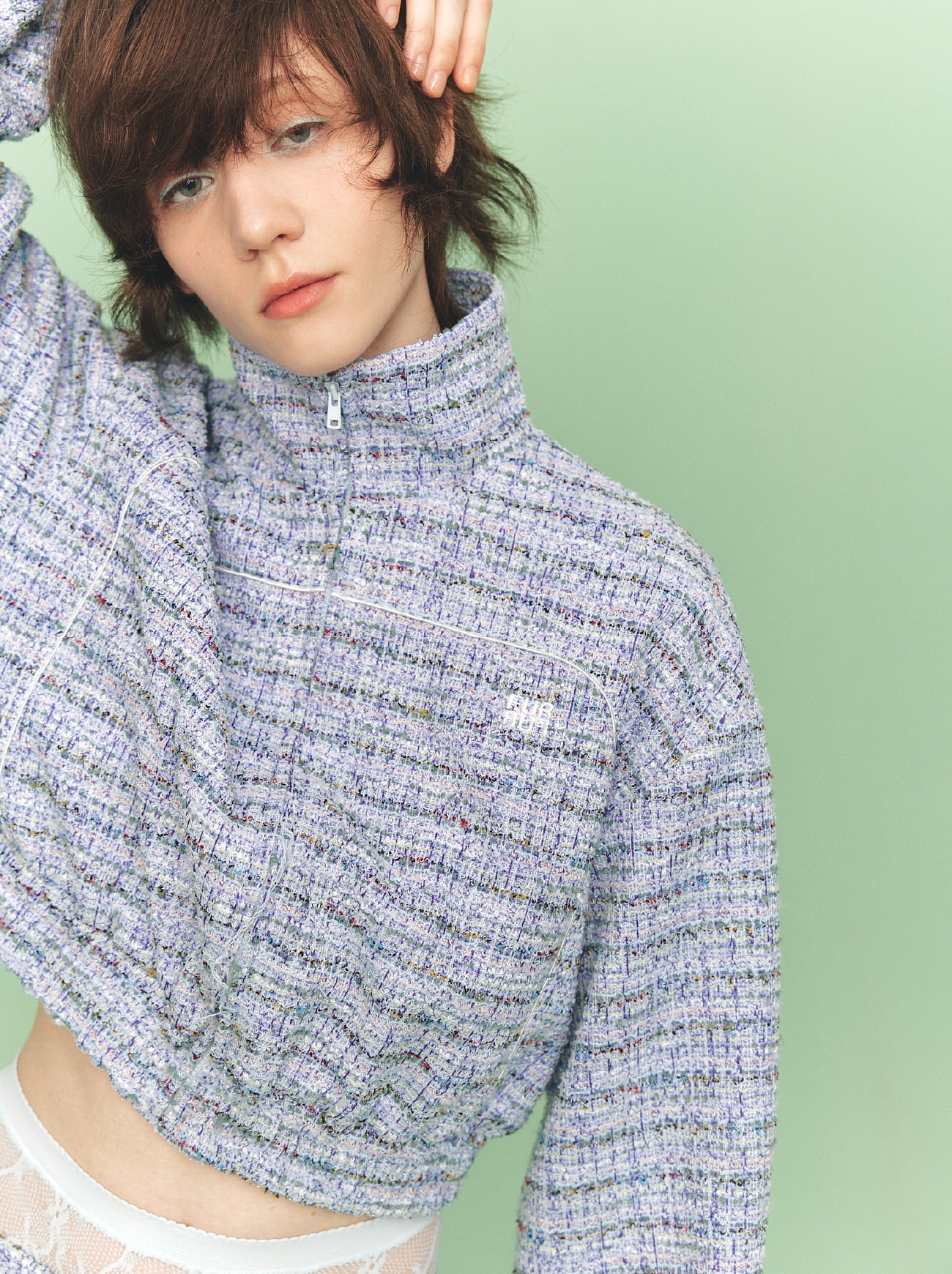 サックスブルーのブルゾンとパンツとバッグとチャーム、ベージュの靴の着用例