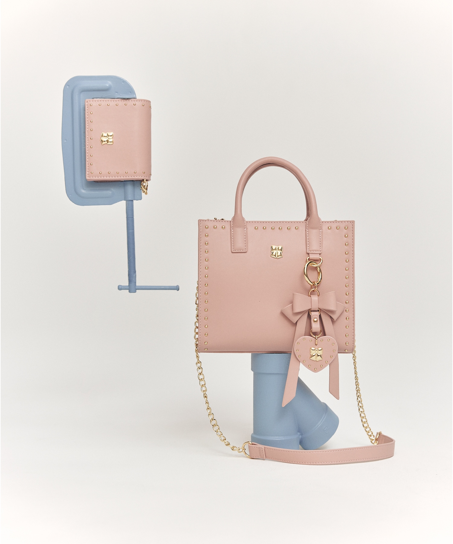 ピンクのバッグ・チャーム・財布の物撮り写真