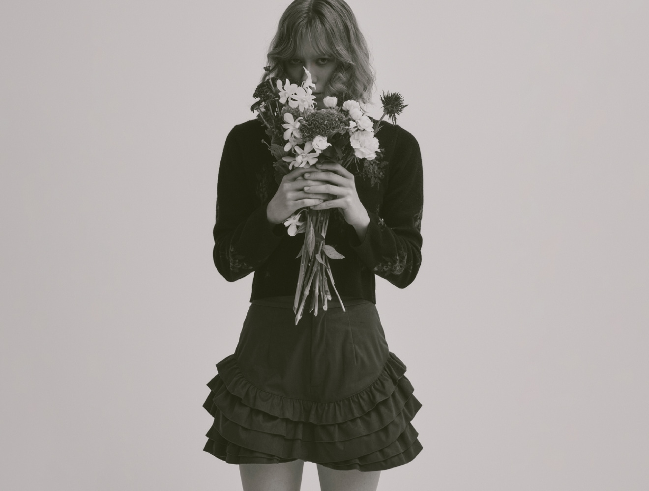 花束を持ったモデルのモノクロ写真